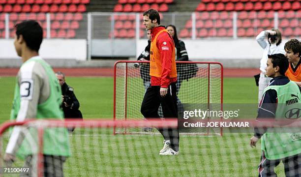 Prague, CZECH REPUBLIC: Czech goalie Petr Czech of FC Chelsea, guards his goal during an exhibition match with kids from various orphaneges in...