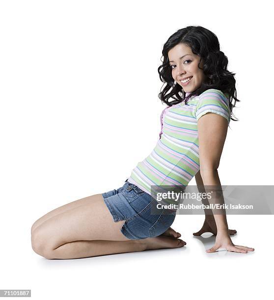 portrait of a teenage girl smiling - une seule adolescente photos et images de collection