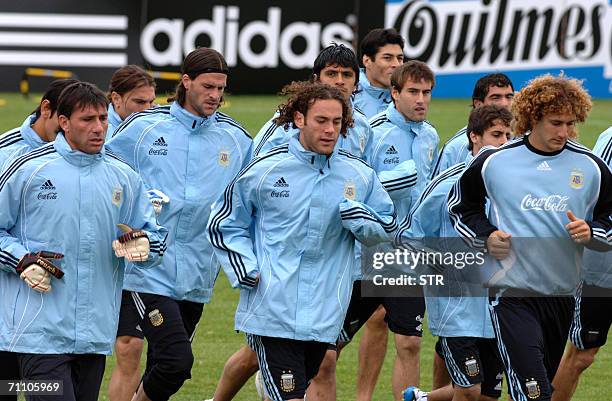 Herzogenaurach, GERMANY: SINTESIS - Argentina's national football team players Roberto Abbondanzieri, Leandro Cufre, Leonardo Franco, Gabriel Milito,...