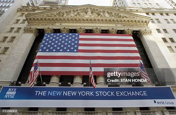 New York, UNITED STATES: SINTESIS. : This 08 March 2006 file photo shows a banner hanging from the outside tof he New York Stock Exchange in New...