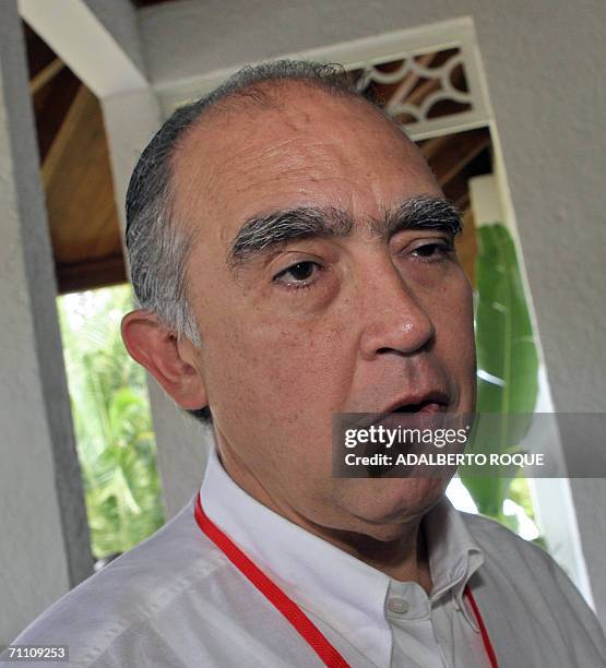 La Romana, DOMINICAN REPUBLIC: El ministro de Energia de Mexico, Fernando Canales, declara a la prensa el 02 de Junio del 2006 a su arribo a la...