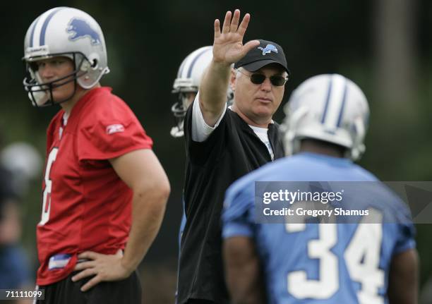 Offensive Coordinator Mike Martz of the Detroit Lions works with Jon Kitna and Kevin Jones during mini camp at the Detroit Lions Headquarters and...