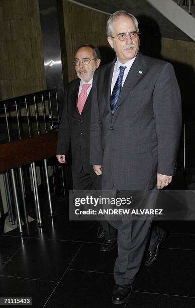 El canciller argentino Jorge Taiana visita al canciller venezolano Ali Rodriguez, en Caracas el 03 de junio de 2006. Taiana realiza una breve visita...