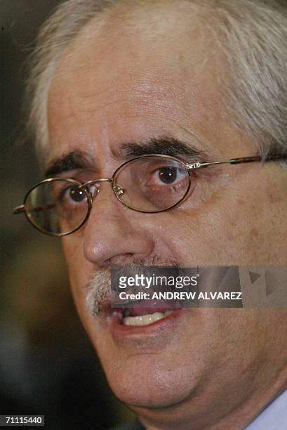 El canciller argentino Jorge Taiana conversa con periodistas a su llegada a Caracas el 03 de junio de 2006. Taiana realiza una breve visita de...