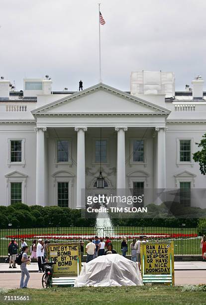 Washington, UNITED STATES: The tent where Concepcion Picciotto and William Thomas have been holding a 24-hour peace vigil in Lafayette Park in front...