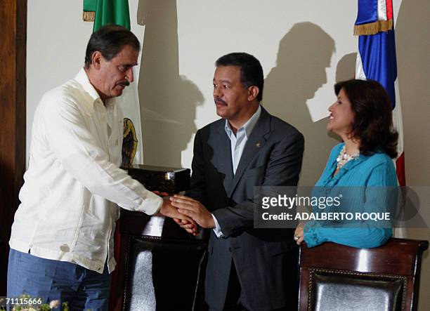 La Romana, DOMINICAN REPUBLIC: El presidente de Mexico, Vicente Fox es saludado por el presidente de Republica Dominicana, Leonel Fernandez y su...