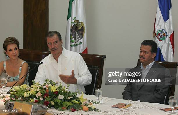 La Romana, DOMINICAN REPUBLIC: El presidente de Mexico, Vicente Fox realiza un discurso junto a su esposa, Marta Sahagun y al presidente de Republica...