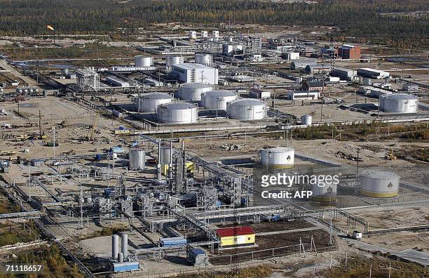 General view shows the Rosneft oil refinery plant in the town of Gubkinsky in west Siberia, 02 June 2006. Young oil specialists come to this town,...