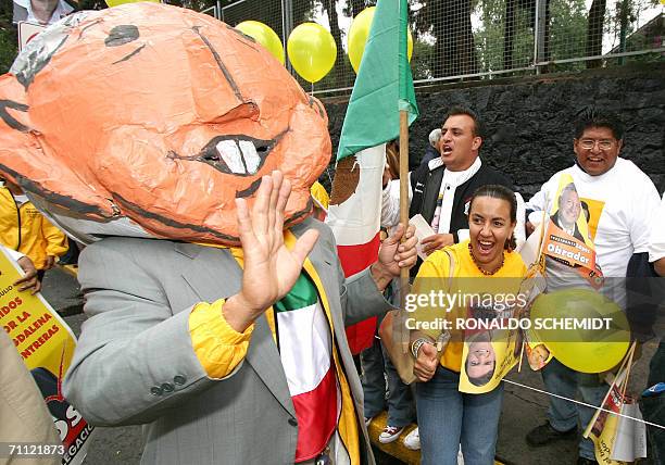 Simpatizantes del candidato del Partido de la Revolucion Democratica, Andres Manuel Lopez Obrador, realizaron una valla humana en Ciudad de Mexico...