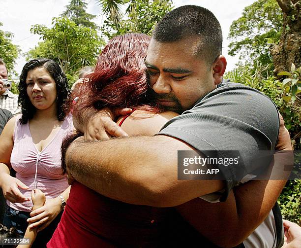 La Palma, EL SALVADOR: Courbyn Wood abraza a su hermana Maria Teresa Mancia en su reencuentro en La Palma, Chalatenango, El Salvador, el 04 de junio...