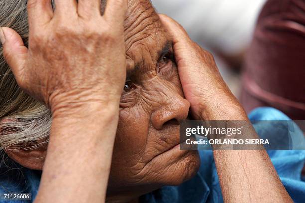 Una anciana afiliada a la Asociacion Nacional de Personas de la Tercera Edad sin Cobertura Social, se suma a una huelga de hambre frente a las...