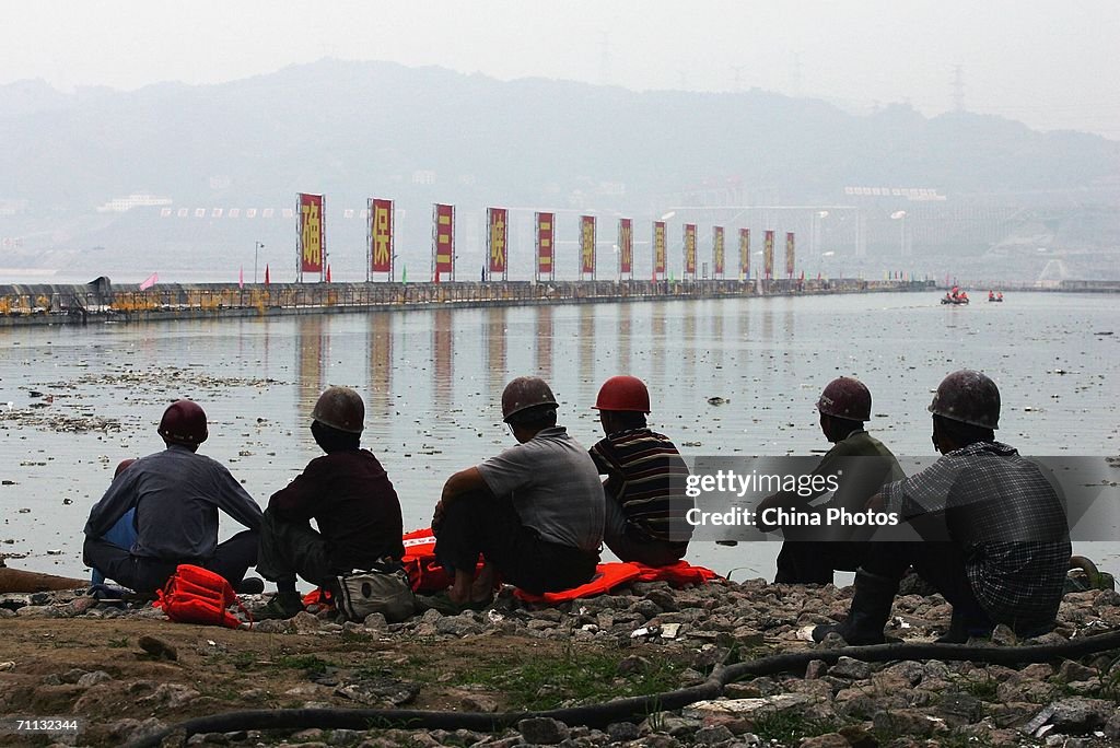 Cofferdam In Three Gorges Ready For Blasting