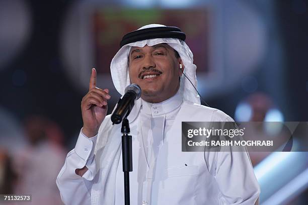 Dubai, UNITED ARAB EMIRATES: Saudi singer Mohammed Abdo performs during the last episode of Dubai TV program "Najm el-Khaleej 02" late 05 June 2006...