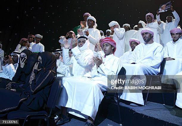 Dubai, UNITED ARAB EMIRATES: Attendants applaud during the last episode of Dubai TV program "Najm el-Khaleej 02" late 05 June 2006 in Dubai. Twelve...