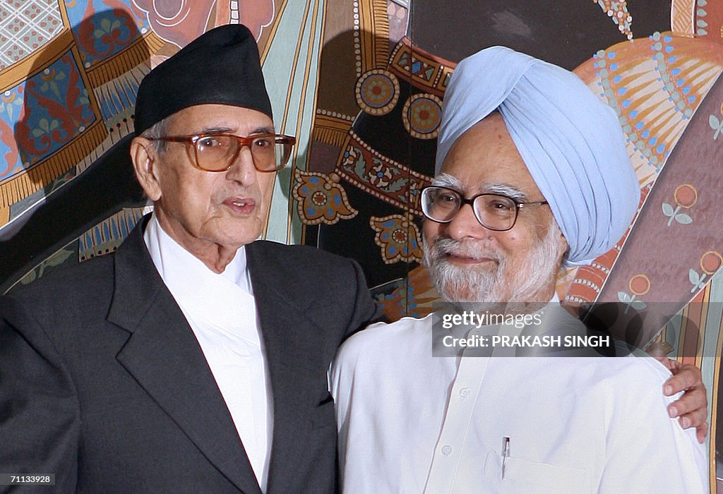Indian Prime Minister Manmohan Singh (R)