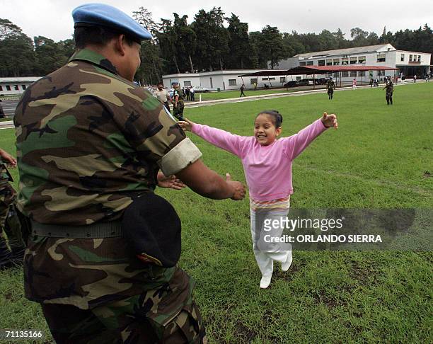 El teniente Nicolas Morales recibe un abrazo de su hija Katali, durante la ceremonia de despedida del tercer contingente de las Fuerzas de...