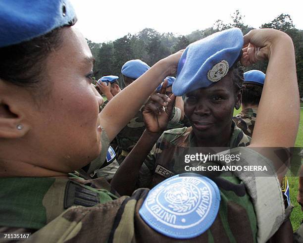 La sub teniente Peque recibe su respectiva boina azul como miembro del tercer contingente de las Fuerzas de Mantenimiento de Paz que sera desplegada...