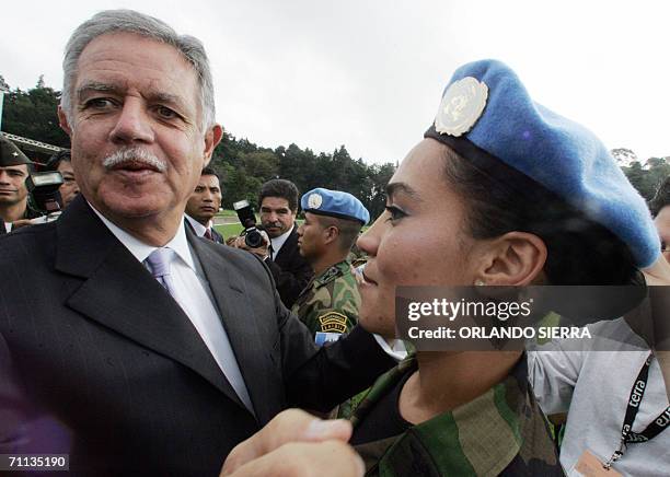 El presidente de Guatemala, Oscar Berger saluda a una oficial del tercer contingente de las Fuerzas de Mantenimiento de Paz que proximamente viajara...