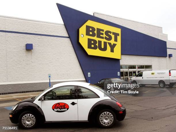"Geek Squad" double agent Moira Hardek leaves for a service call from a Best Buy store June 6, 2006 in Niles, Illinois. Best Buy is reportedly...