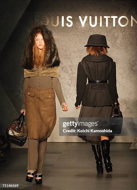 55 Louis Vuitton Women Fall Winter 2006 2007 Stock Photos, High-Res  Pictures, and Images - Getty Images