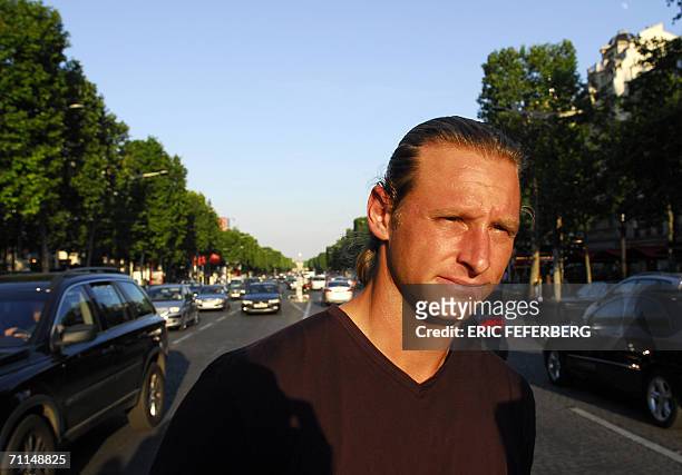 Argentinian Tennis player David Nalbandian poses on the Champs-Elysees in Paris 07 June 2006, after defeating Russian Nikolay Davydenko during the...