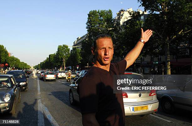 Argentinian Tennis player David Nalbandian gestures on the Champs-Elysees in Paris 07 June 2006, after defeating Russian Nikolay Davydenko during the...