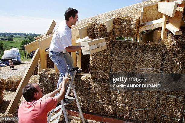 Des benevoles de l'association Terre de vent s'affaire, 07 juin 2006 a Athee, sur le chantier de la maison bioclimatique. Cette maison bioclimatique...