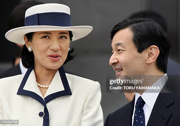 Japanese Crown Prince Naruhito chats with Crown Princess Masako as Emperor Akihito and Empress Michiko leave Haneda Airport in Tokyo, 08 June 2006....