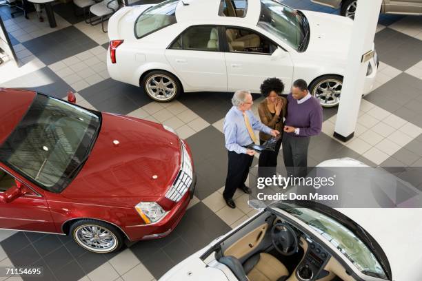 couple buying a car - buying a car 個照片及圖片檔