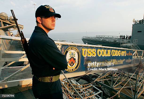 Uss Cole Ribbon Bombing Of The Uss Cole Photos et images de collection - Getty Images