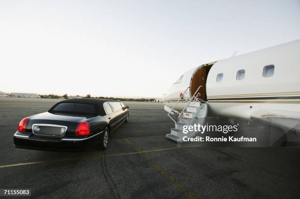 stretch limo parked beside airplane - privatflugzeug stock-fotos und bilder