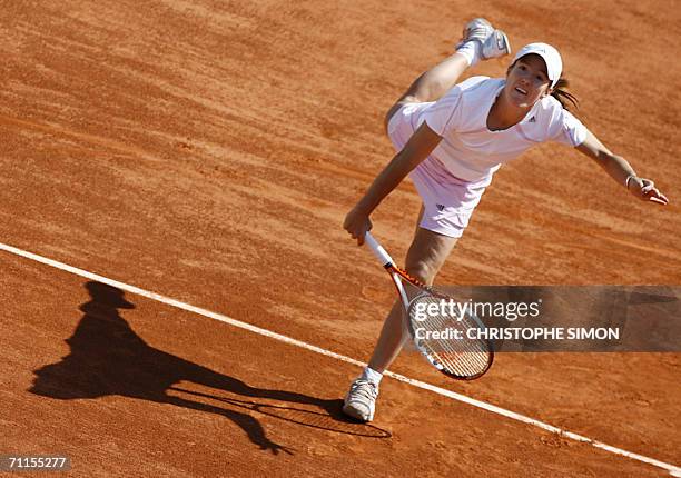 Belgian Justine Henin-Hardenne hits a return to Belgian Kim Clijsters during the semi finals of the French tennis Open at Roland Garros in Paris 08...