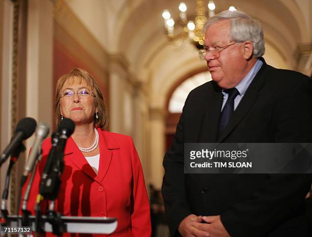 Washington, UNITED STATES: Chilean President Michelle Bachelet meets with US Speaker of the House Dennis Hastert 08 June, 2006 on Capitol Hill in...