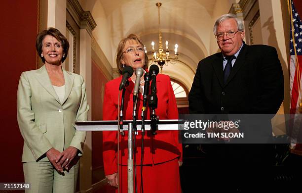Washington, UNITED STATES: Chilean President Michelle Bachelet meets with US Speaker of the House Dennis Hastert,and Democratic House leader Nancy...