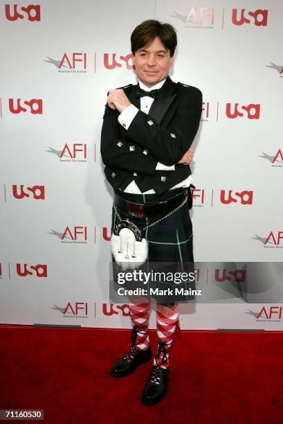 Comedian Mike Myers arrives at the 34th AFI Life Achievement Award tribute to Sir Sean Connery held at the Kodak Theatre on June 8, 2006 in...