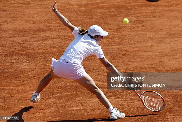 Belgian Justine Henin-Hardenne hits a return to Belgian Kim Clijsters during the semi-finals of the French tennis Open at Roland Garros in Paris 08...