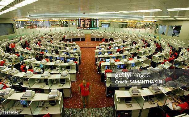 Trader walks along an aile at the Hong Kong stock exchange, 01 June 2006. The Hang Seng Index was down 16.69 points at 15,841.20, with the broader...