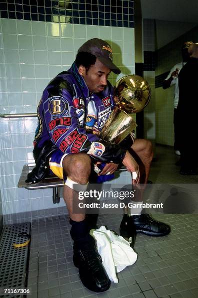 PORTRILUX - Kobe Bryant with his 2001 NBA Championship