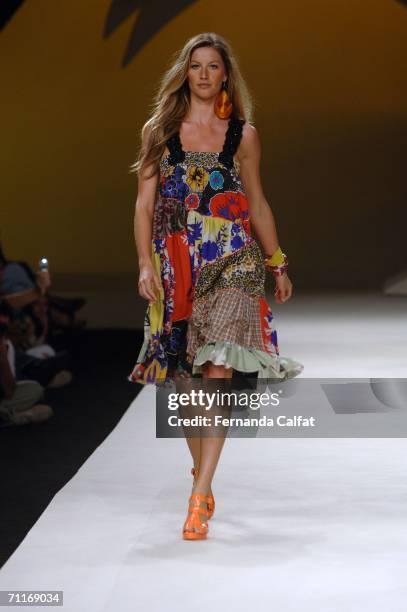 Brazilian supermodel Gisele Bundchen walks down the runway at the Colcci Spring/Summer 2007 show at Rio's Modern Art Museum during Rio Fashion June...