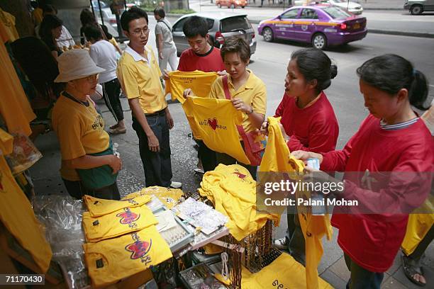 Street vendors sell t-shirts saying 'We love the King' and praising Thailand's revered King Bhumibol Adulyadej on June 10th 2006 in Bangkok,...