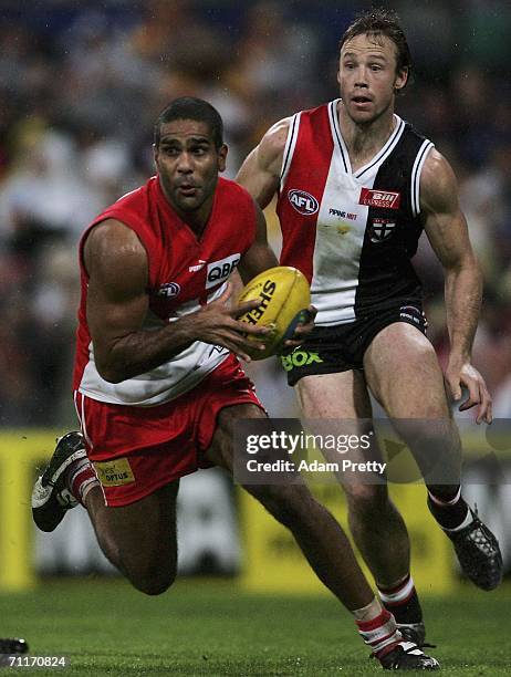 Michael O'Loughlin of the Swans passes during the round 11 AFL match between the Sydney Swans and the St Kilda Saints at the Sydney Cricket Ground...