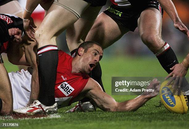Nic Fosdike of the Swans scrambles during the round 11 AFL match between the Sydney Swans and the St Kilda Saints at the Sydney Cricket Ground June...