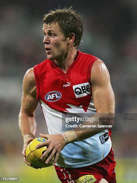 Ryan O'Keefe of the Swans runs the ball during the round 11 AFL match between the Sydney Swans and the St Kilda Saints at the Sydney Cricket Ground...