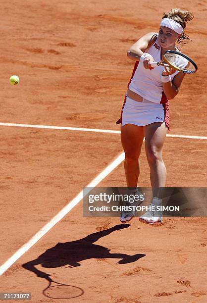 Russian Svetlana Kuznetsova hits a shot to Belgian Justine Henin-Hardenne during the French tennis Open finals at Roland Garros in Paris 10 June...