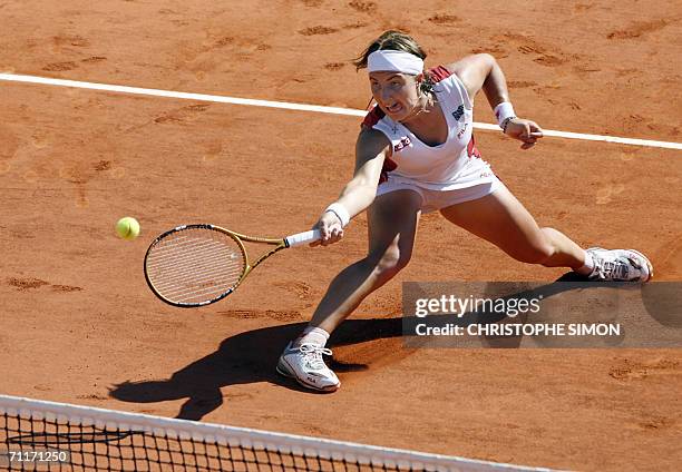 Russian Svetlana Kuznetsova hits a return to Belgian Justine Henin-Hardenne during the French tennis Open final at Roland Garros in Paris 10 June...