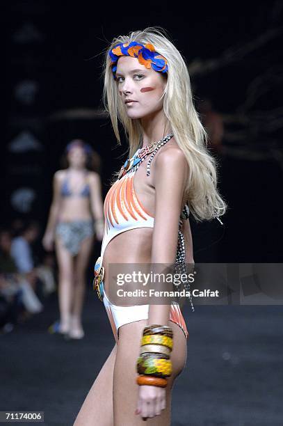 Brazilian model Ana Claudia Michels walks down the runway at the Salinas Spring/Summer 2007 show at Rio's Modern Art Museum during Rio Fashion on...