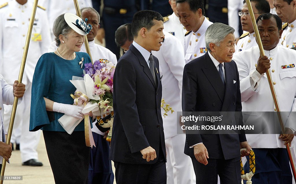 Japanese Emperor Akihito (R) and Empress