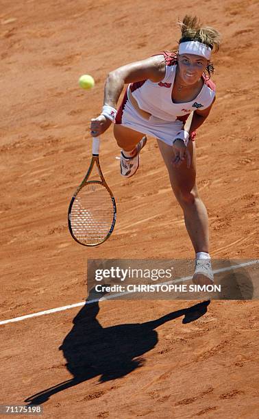 Russian Svetlana Kuznetsova hits a shot to Belgian Justine Henin-Hardenne during the French tennis Open final at Roland Garros in Paris 10 June 2006....