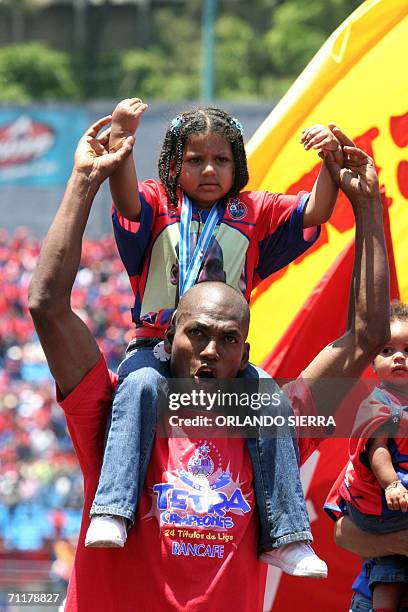 Mario "El Coyote" Acevedo celebra con su hija Mariann tras obtener su equipo, bajo la direccion del tecnico argentino Enzo Trossero, la cuarta corona...