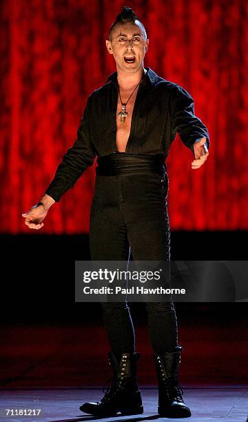 Alan Cumming performs onstage at the 60th Annual Tony Awards at Radio City Music Hall June 11, 2006 in New York City.